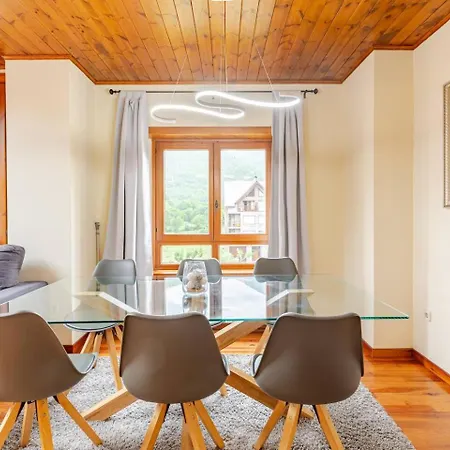 Family Attic Esterri אסטרי ד'אנאו
