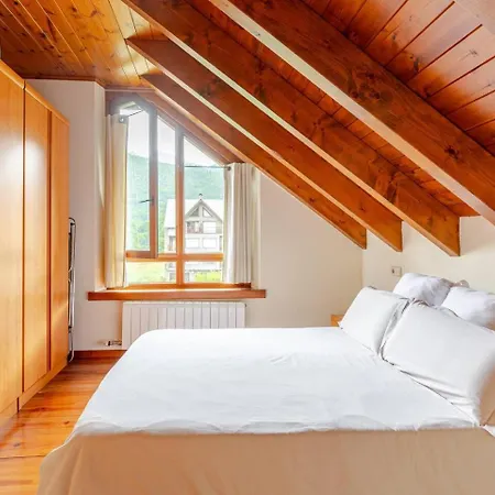 Family Attic Esterri אסטרי ד'אנאו